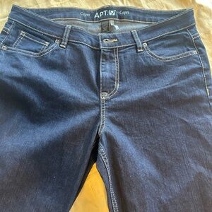 Apt. 9 Women's Dark Blue Ankle Capri Jeans size 12.